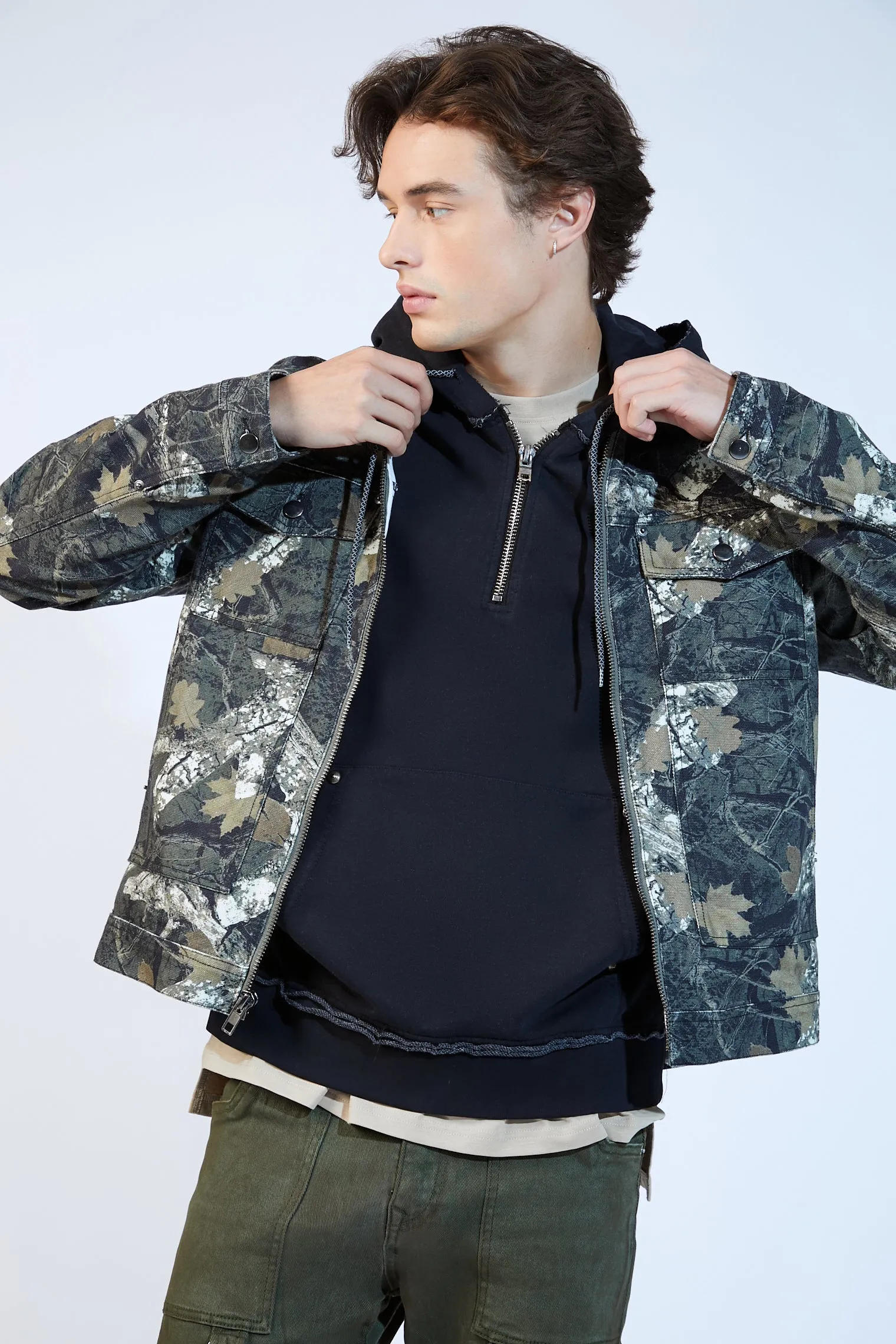 Blouson de style camionneur avec imprimé de feuilles et motif camouflage
