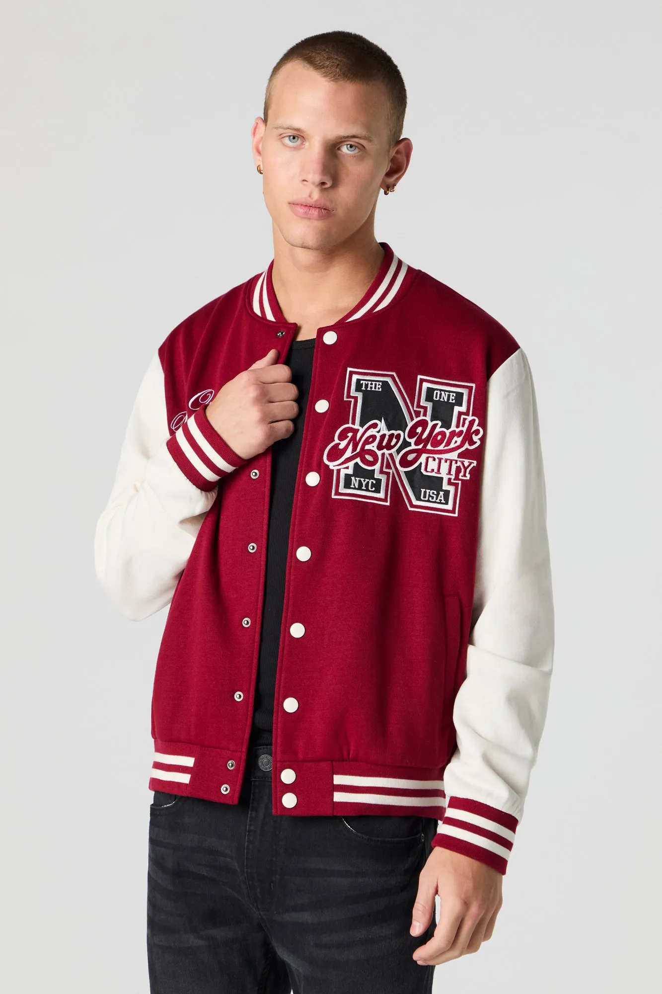 Blouson de style universitaire en molleton avec motif brodé