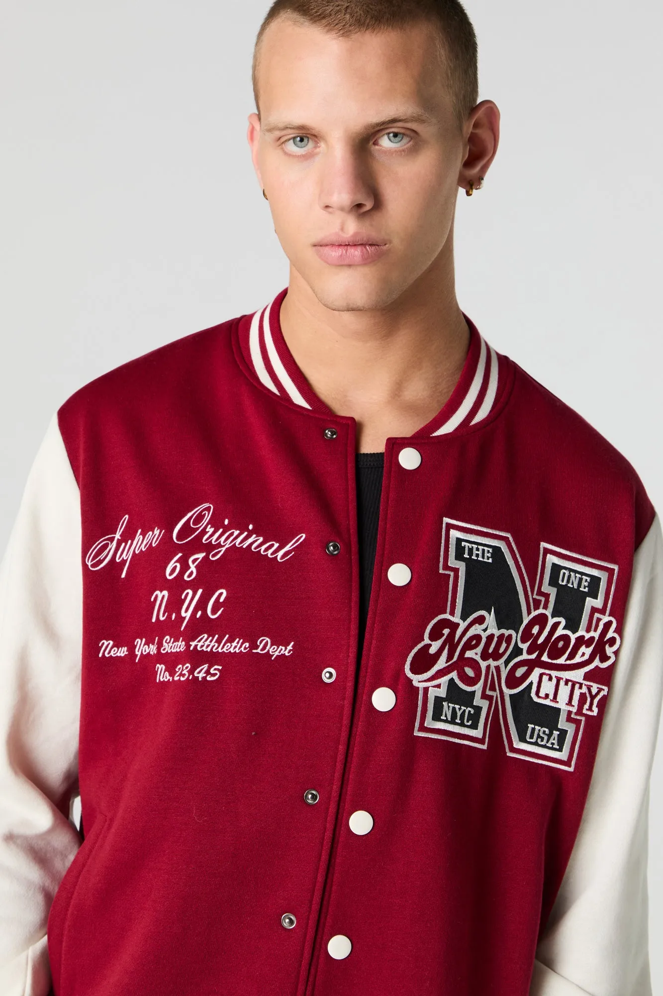 Blouson de style universitaire en molleton avec motif brodé