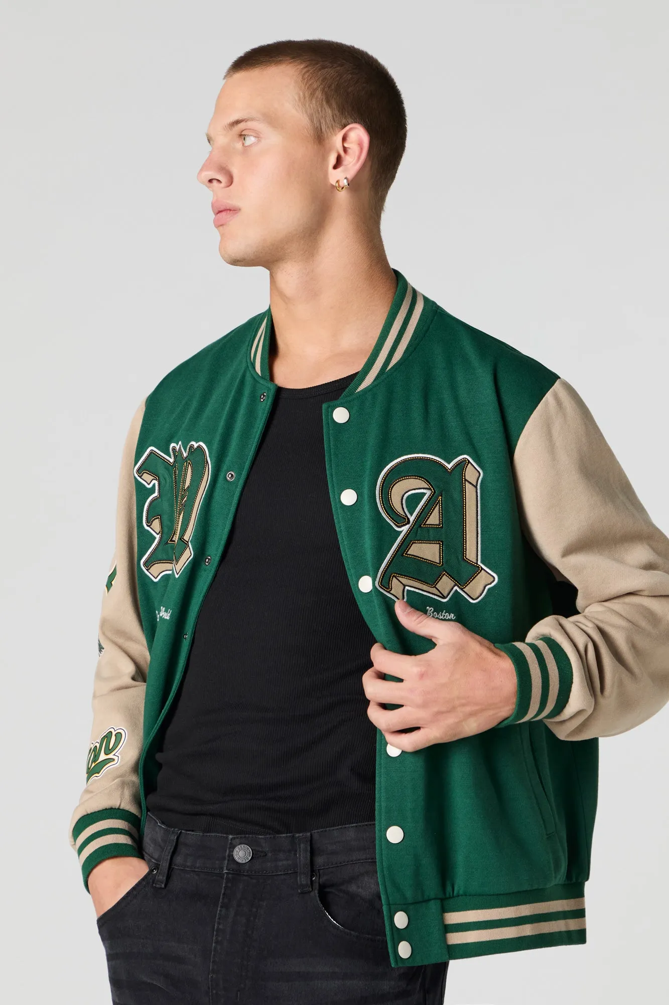 Blouson de style universitaire en molleton avec motif brodé