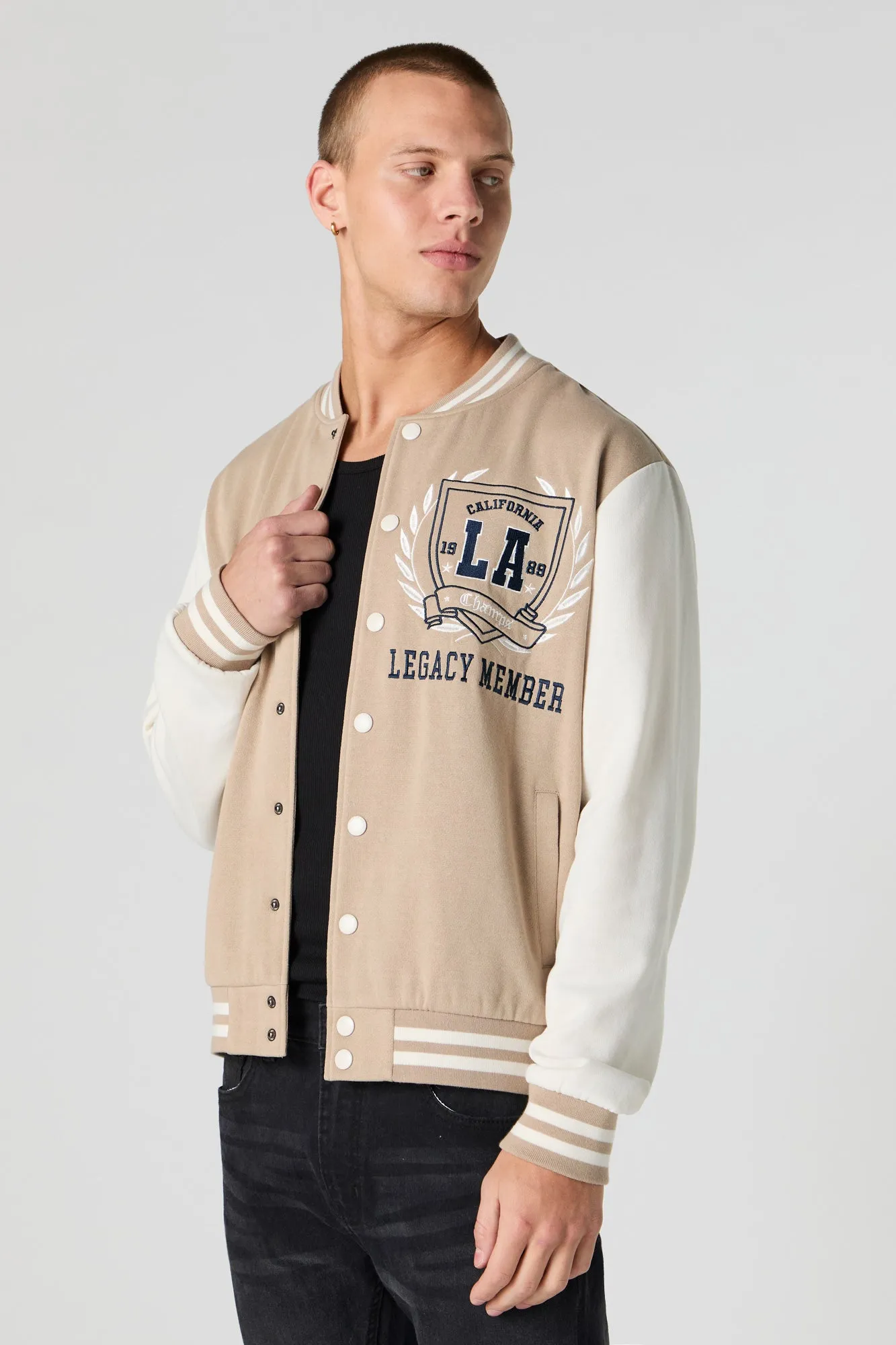 Blouson de style universitaire en molleton avec motif brodé