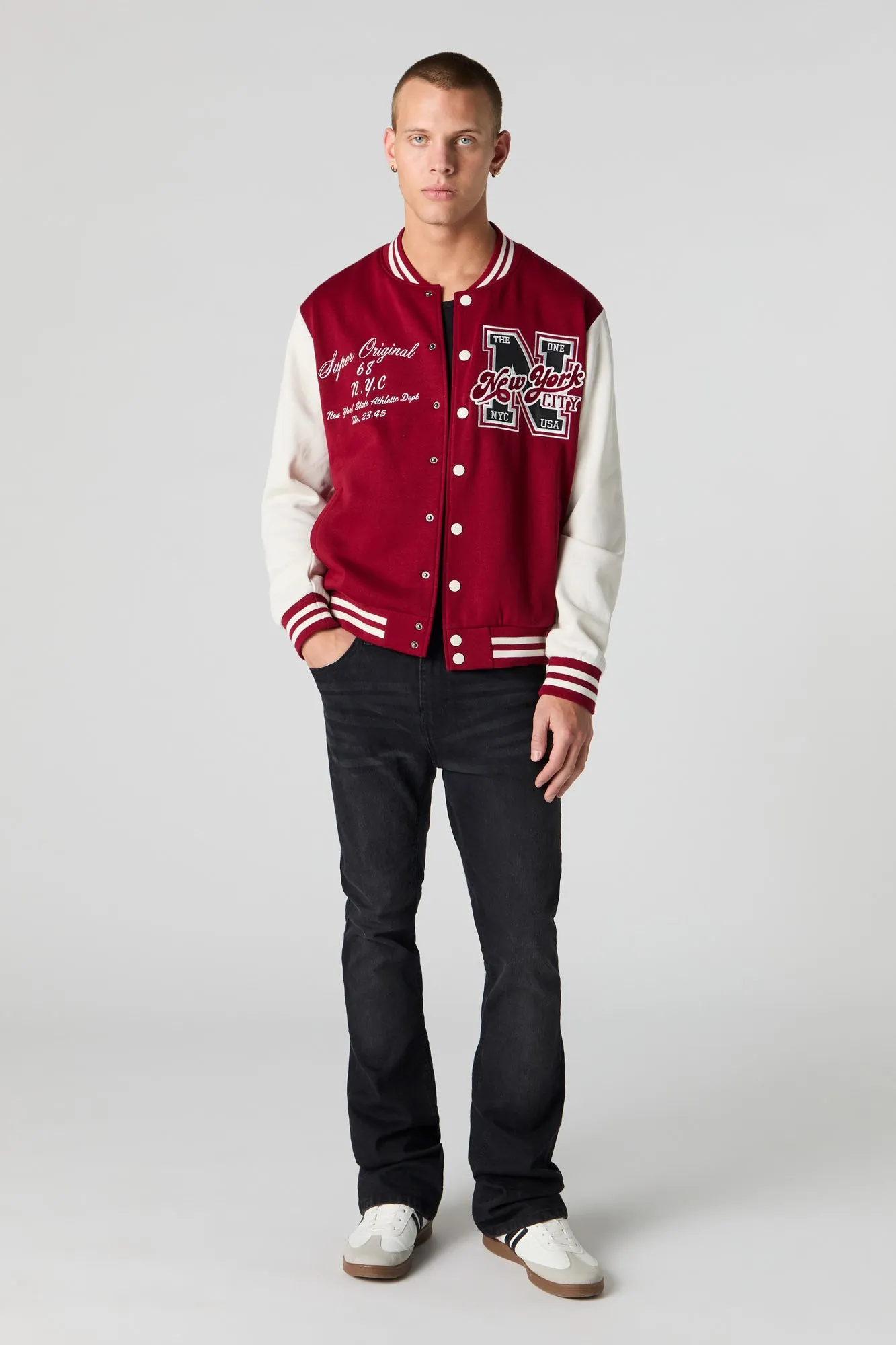 Blouson de style universitaire en molleton avec motif brodé