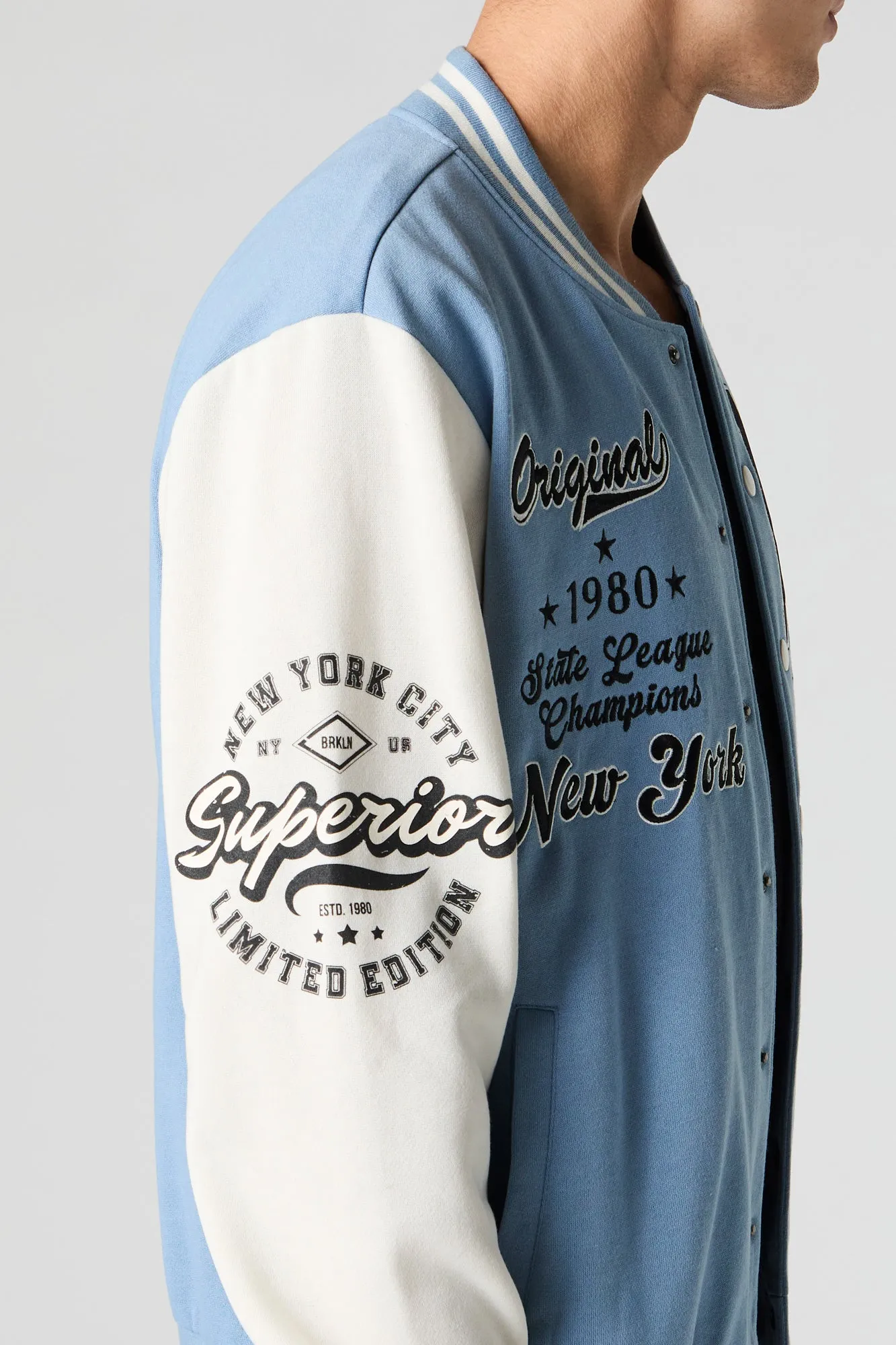 Blouson de style universitaire en molleton avec motif brodé
