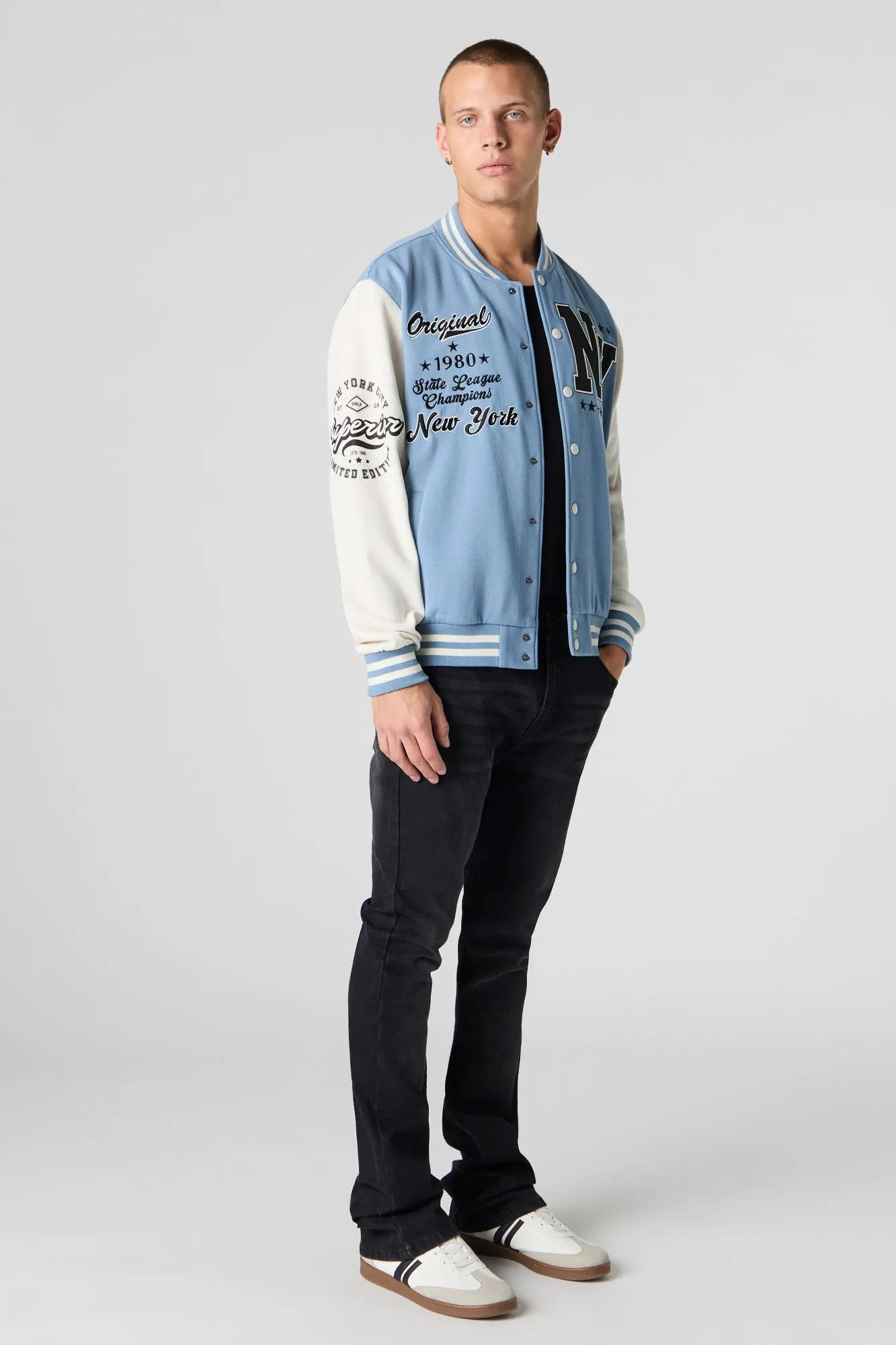 Blouson de style universitaire en molleton avec motif brodé