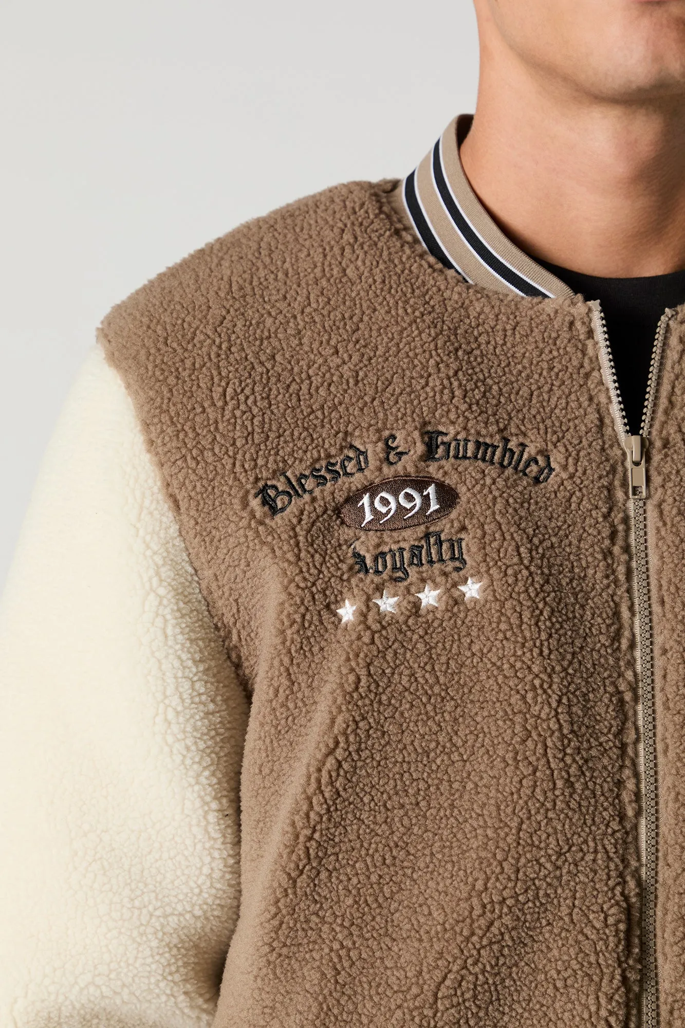 Blouson de style universitaire en Sherpa avec motif brodé