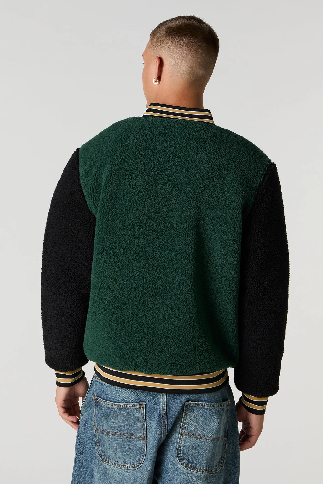 Blouson de style universitaire en Sherpa avec motif brodé