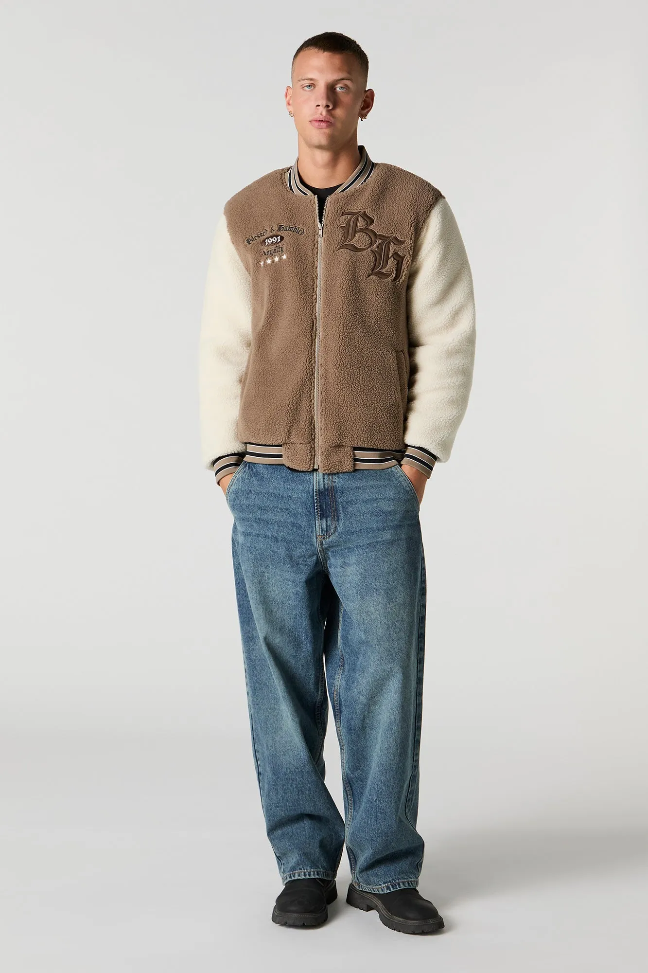 Blouson de style universitaire en Sherpa avec motif brodé