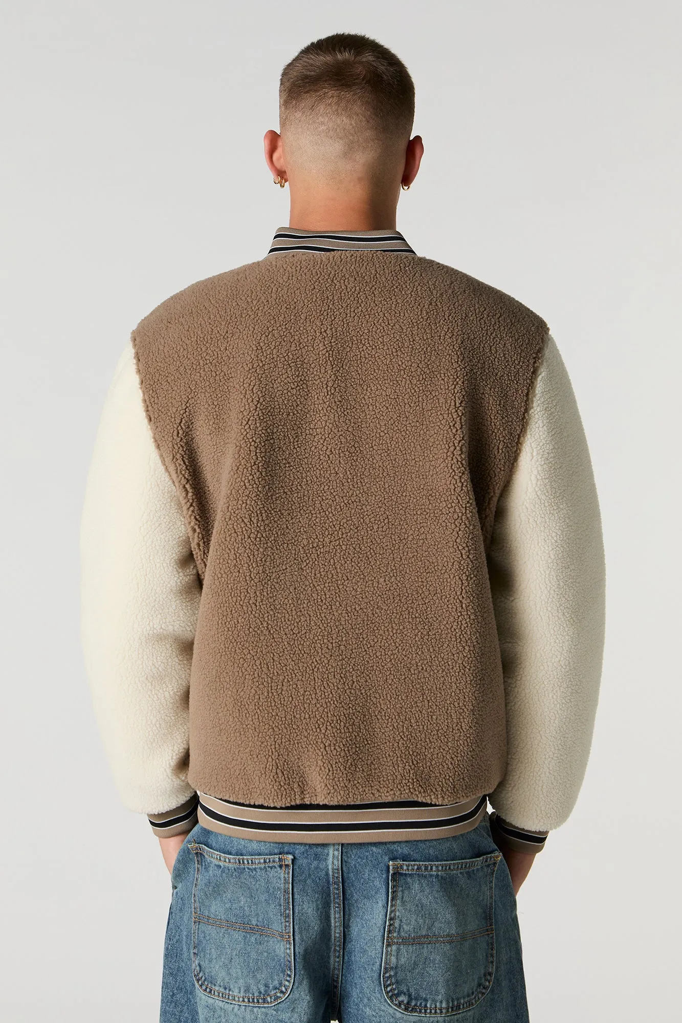 Blouson de style universitaire en Sherpa avec motif brodé