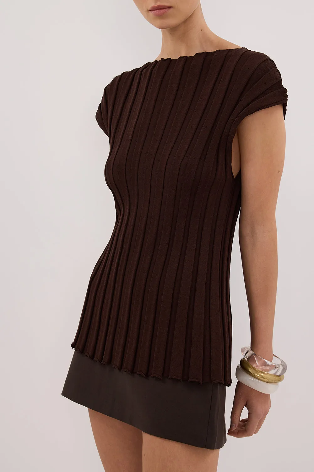 LOE CHOC SLEEVELESS KNIT TOP