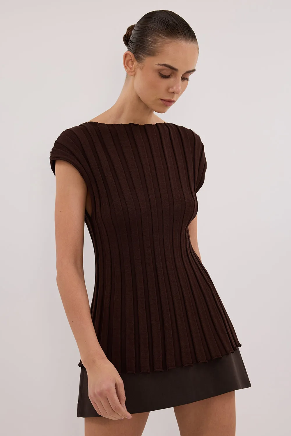 LOE CHOC SLEEVELESS KNIT TOP