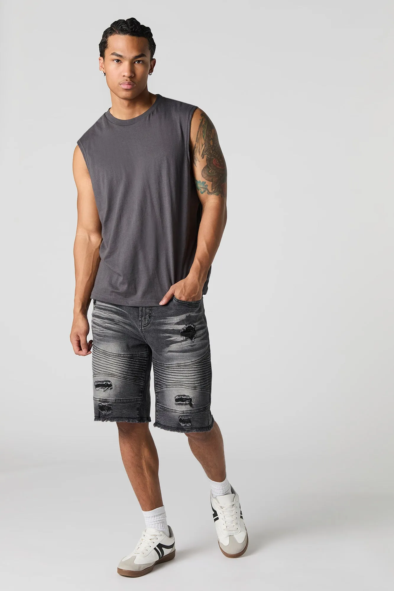 Short de style moto en denim d'aspect usé