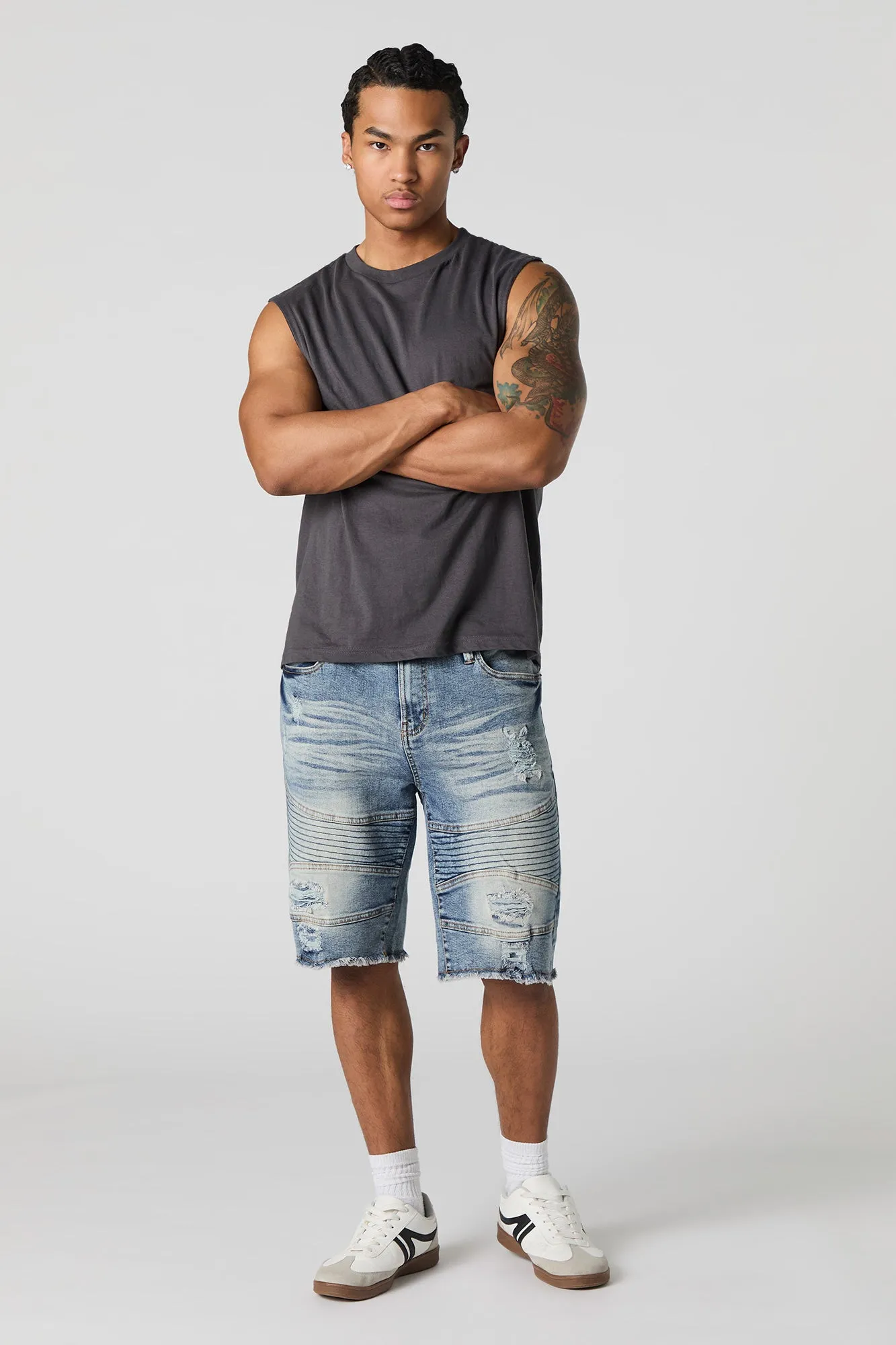 Short de style moto en denim d'aspect usé
