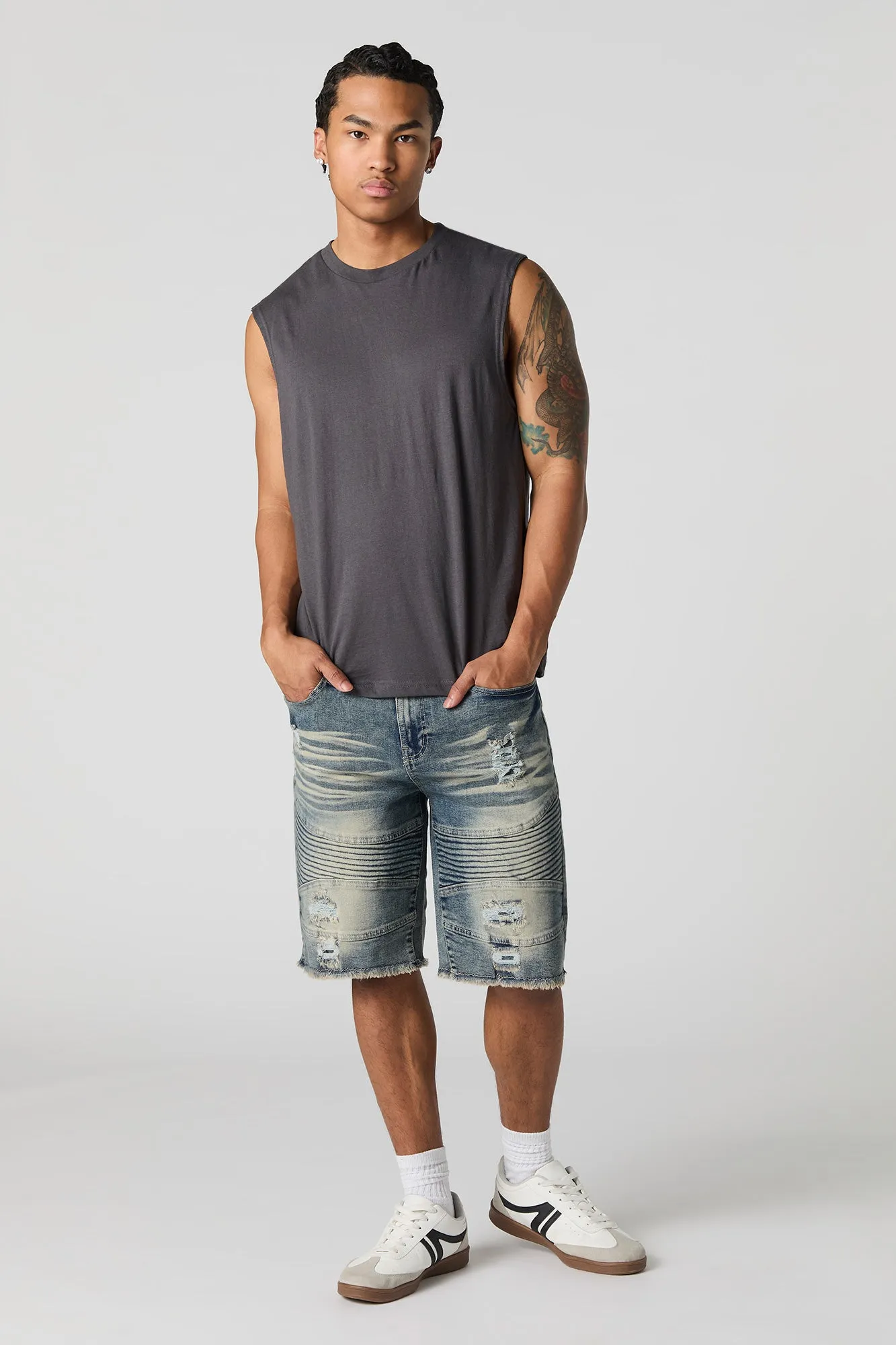 Short de style moto en denim d'aspect usé