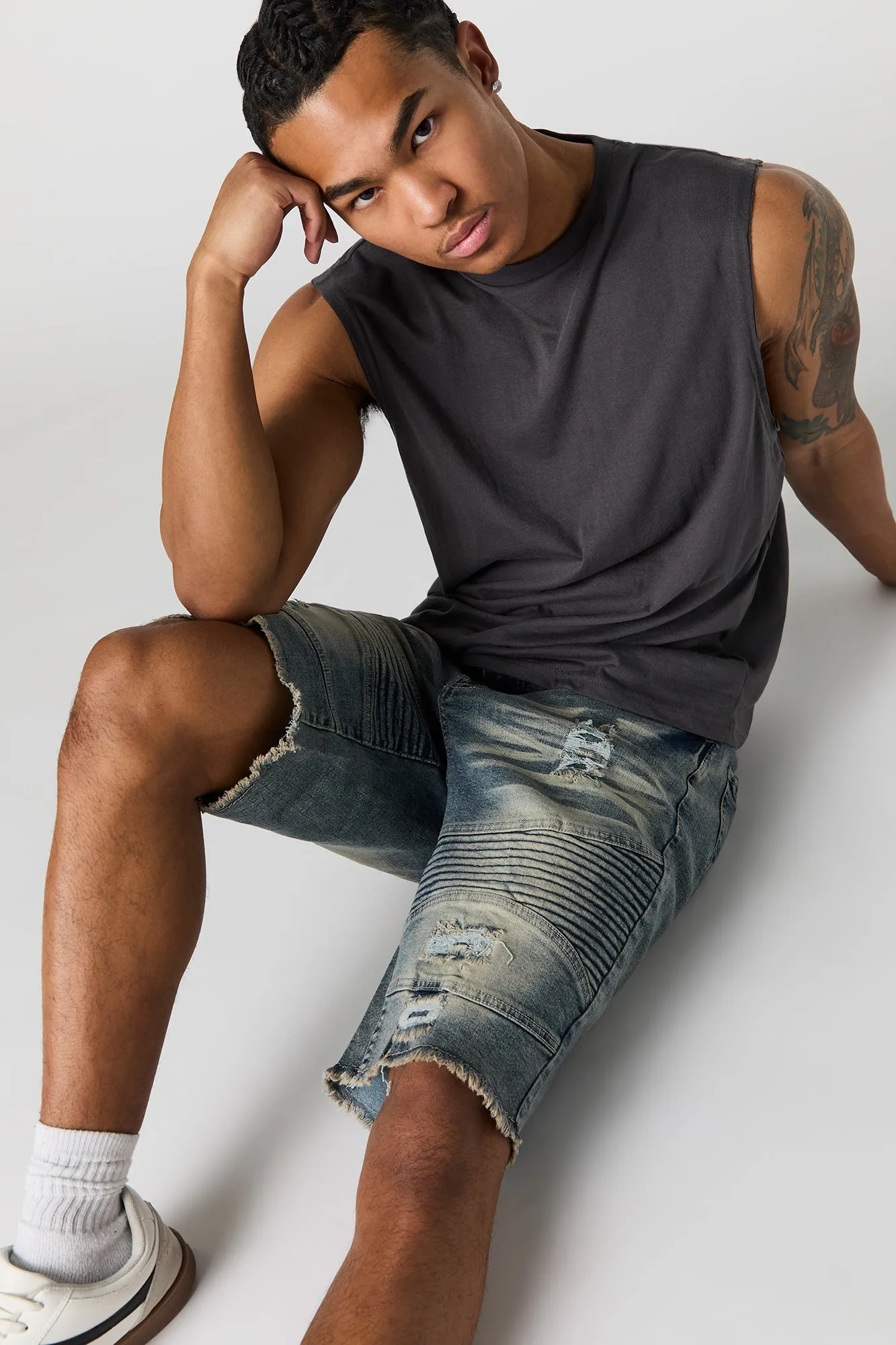 Short de style moto en denim d'aspect usé